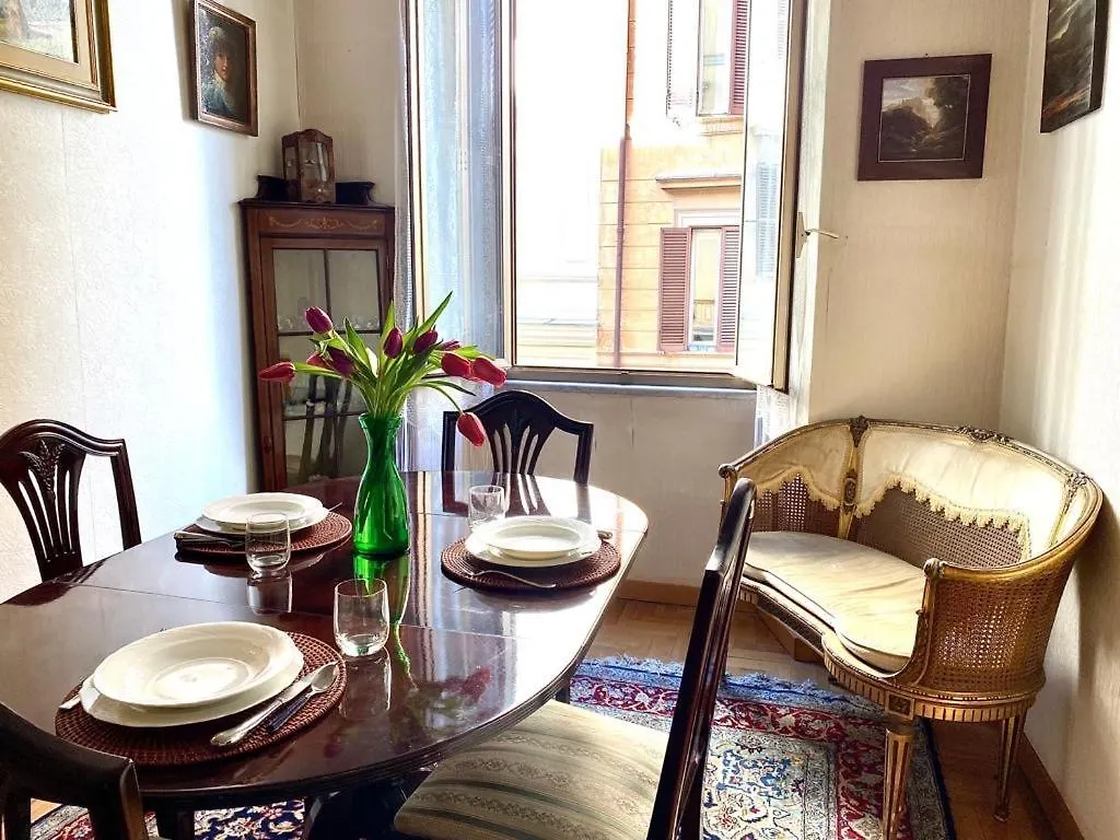 Apartment Traditional Style In The City Center Rome Italy